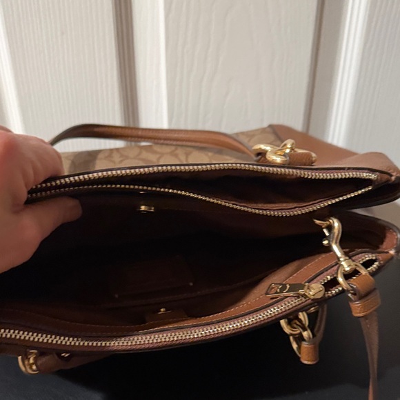 Coach Tan and Brown Signature Shoulder Bag - Never Used - Picture 5 of 7